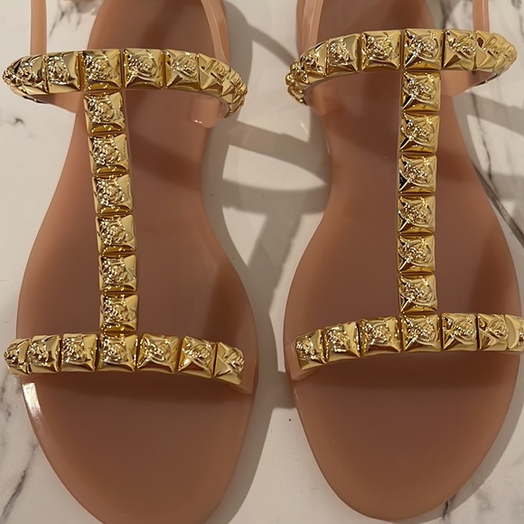 Stuart Weizmann gold w/ flower embossed jelly sandals. Size 6 - Picture 2 of 6